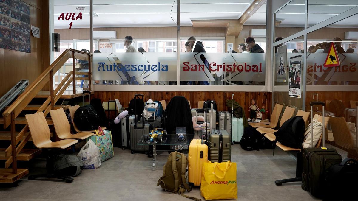 Maletas arracimadas en el hall de la Autoescuela San Cristóbal, famosa por que te puedes sacar el carné en