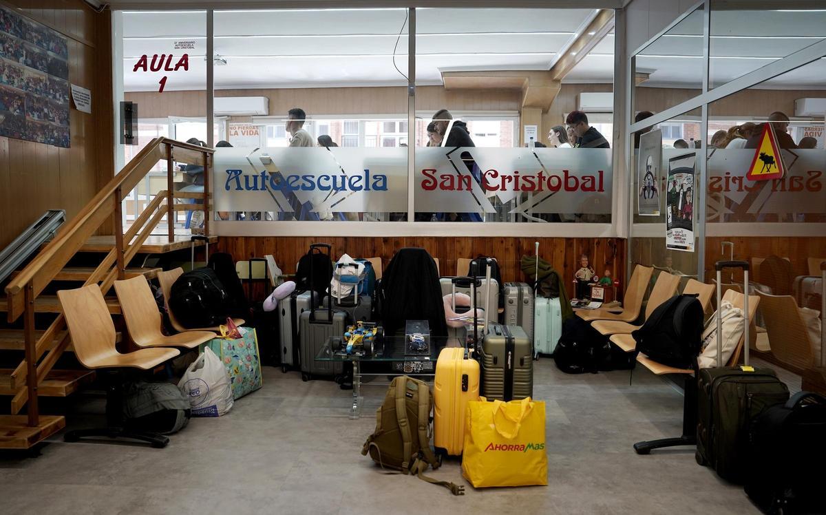 Maletas arracimadas en el hall de la Autoescuela San Cristóbal, famosa por que te puedes sacar el carné en