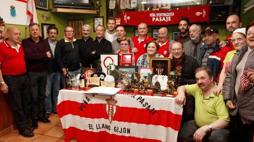 Participantes en el acto celebrado en la sidrería Pasaje.