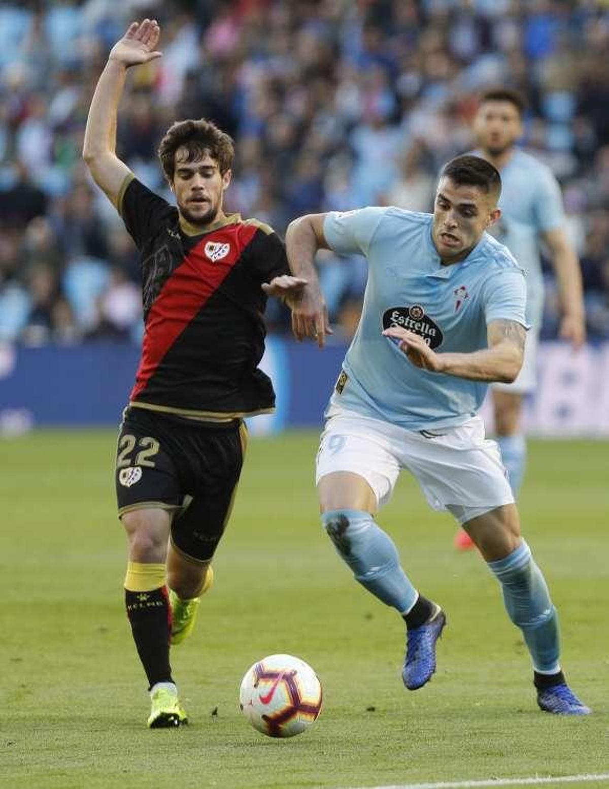 Maxi Gómez pelea por un balón ante el Rayo. // José Lores