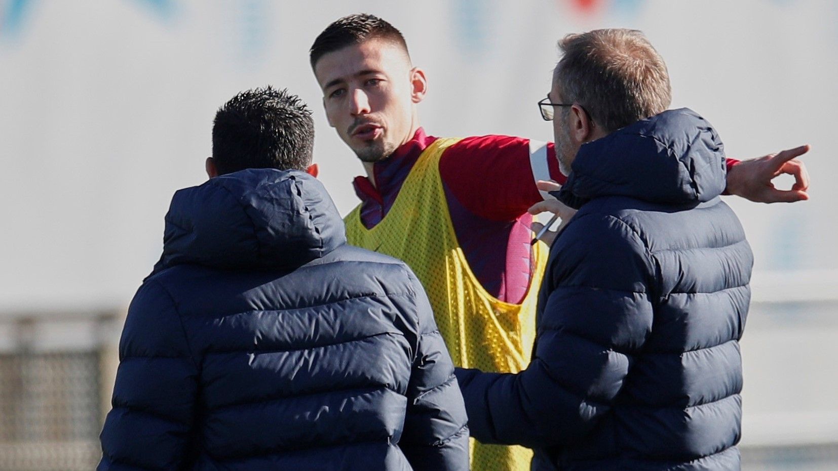 Lenglet habla con Xavi y Oscar Hernández en el entrenamiento.