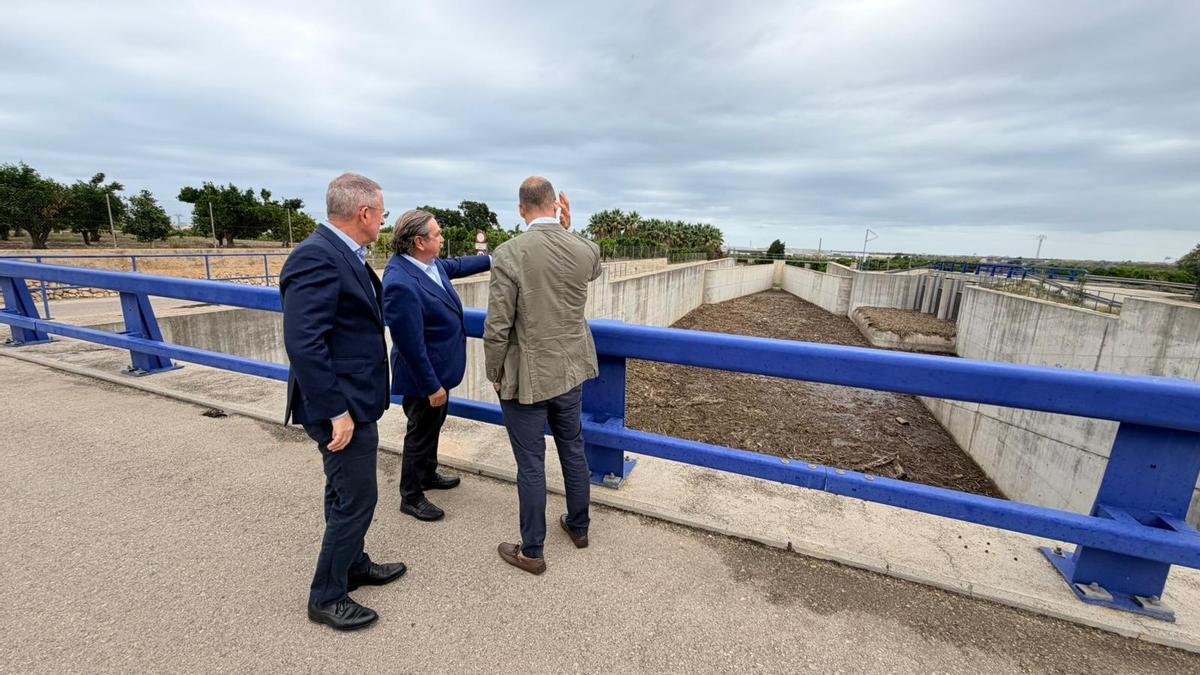 Los responsables de la empresa, mirando el aliviadero del río Alfadalí.
