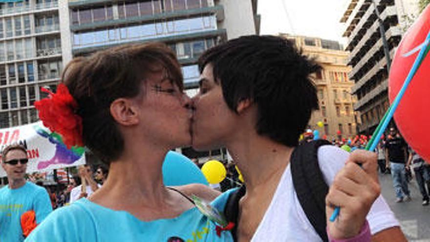 Miembros de la comunidad gay se besan durante el desfile del Orgullo