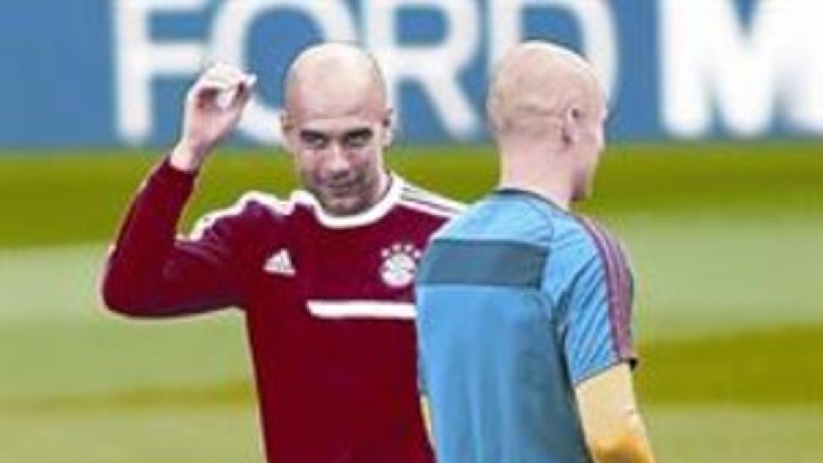 Preparado 8 Guardiola conversa con Robben en el entrenamiento del Bayern, ayer en Madrid.