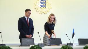 El presidente del Gobierno, Pedro Sánchez, junto a la primera ministra de Estonia, Kaja Kallas, este 6 de julio en Stenbock House, la sede del Ejecutivo del país, en Tallin.