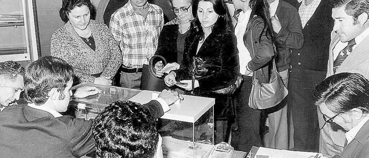 Votaciones en La Calzada en 1977.