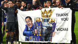 Los jugadores del Leicester City James Maddison (2R) y Demarai Grey (3L) sostienen una pancarta que muestra al presidente, Vichai Srivaddhanaprabha, después del partido de fútbol de la Premier League inglesa entre Cardiff City y Leicester City.