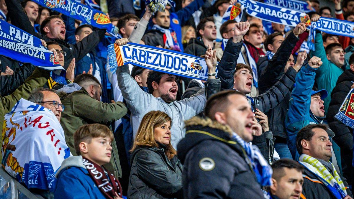 Aficionados zaragocistas en las gradas de Ipurua en el último partido fuera de casa frente al Eibar.