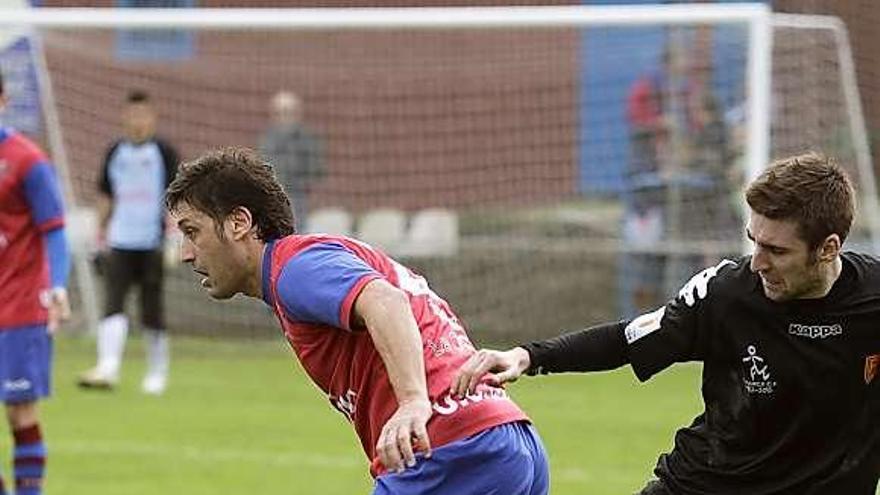 Mario de la Roca protege el balón ante un rival.