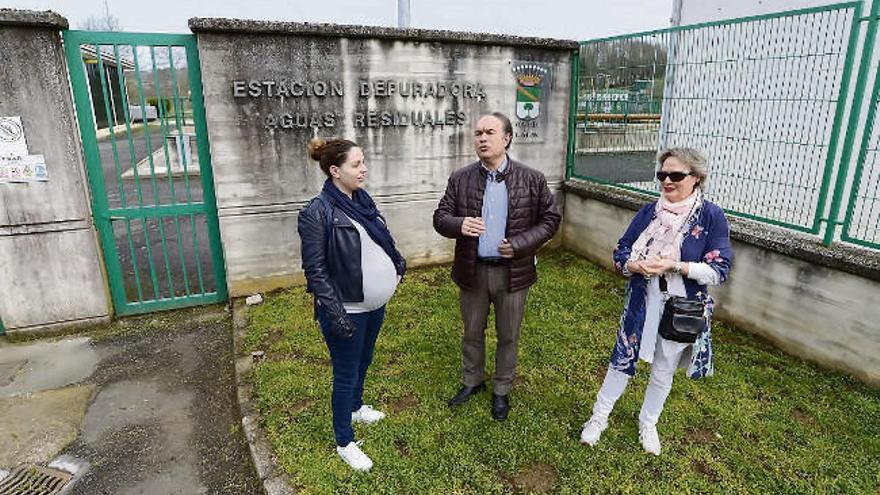 Eva Montoto, José Crespo y María Álvarez, junto a la depuradora de Lalín.  // Bernabé/Javier Lalín