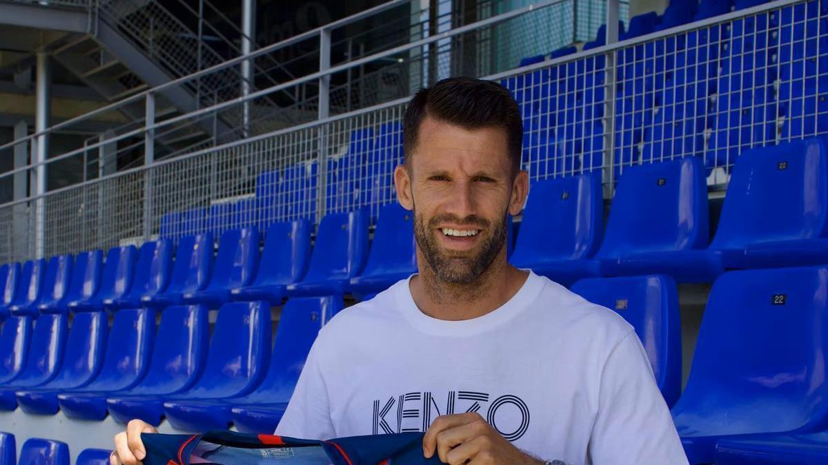 Dani Jiménez, en una imagen con la camiseta del Huesca