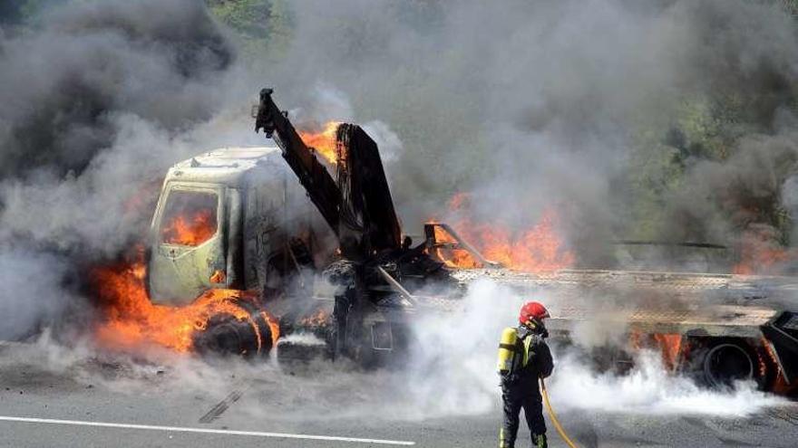 Un fuego calcina un camión y la grúa que lo llevaba en la AP-9