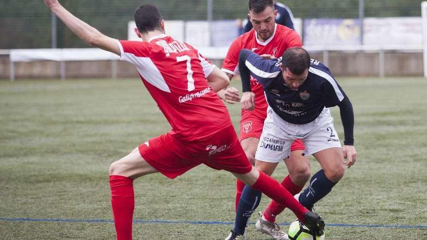 Jacobo intenta regatear a dos jugadores del Viveiro. // Bernabé/Ana Agra