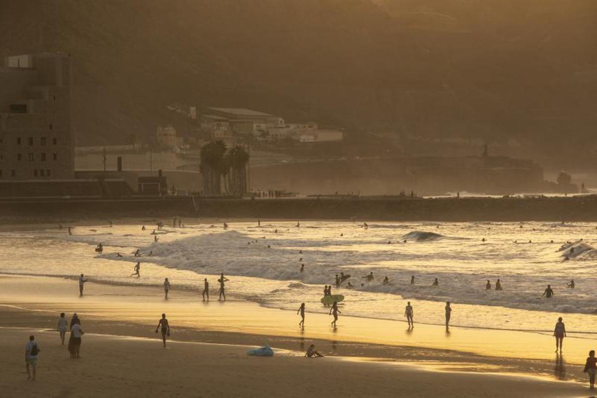 28.10.19. Las Palmas de Gran Canaria. Meteorología. Playa de Las Canteras. Foto: Quique Curbelo  | 28/10/2019 | Fotógrafo: Quique Curbelo