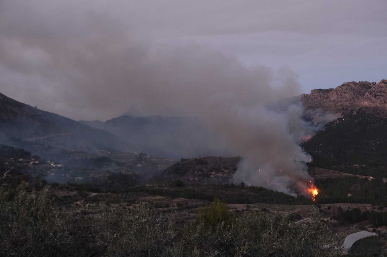 Las imágenes del incendio forestal declarado en Tàrbena