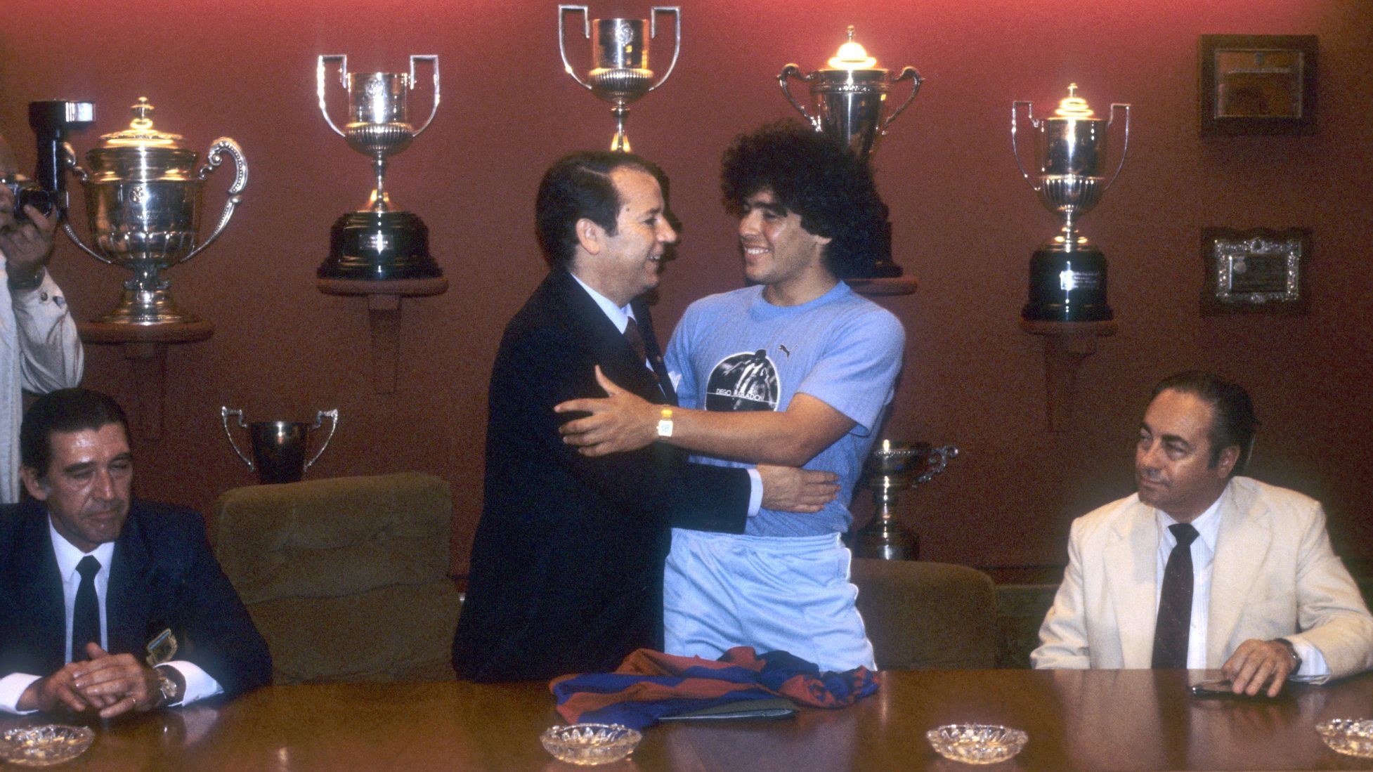 DEPORTES 10/06/1982 FIRMA DE CONTRATO ENTRE MARADONA Y EL FC BARCELONA