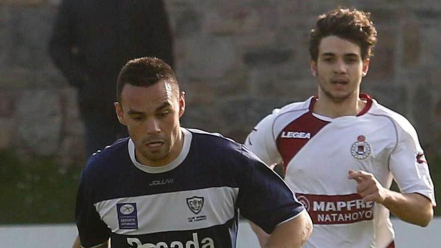 Geni, excapitán del Avilés, en un partido del Marino ante el Gijón Industrial.