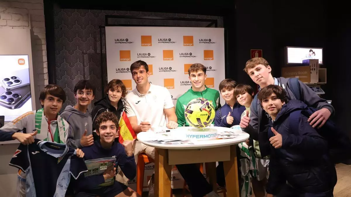 Los jugadores del Córdoba CF Íker Álvarez y Mikel Goti se rodean de cordobesismo