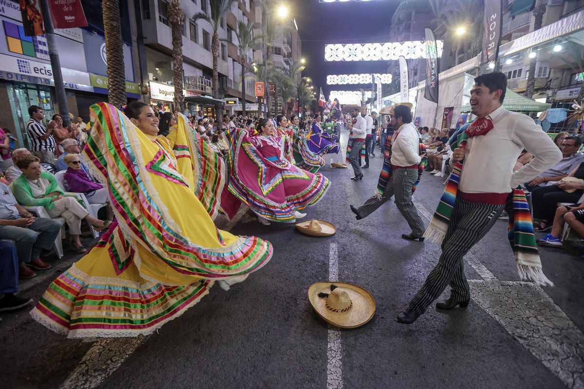 Desfile folklórico internacional que tiene lugar el día 23 de junio, reflejo de la diversidad cultural y el espíritu festivo de Alicante.