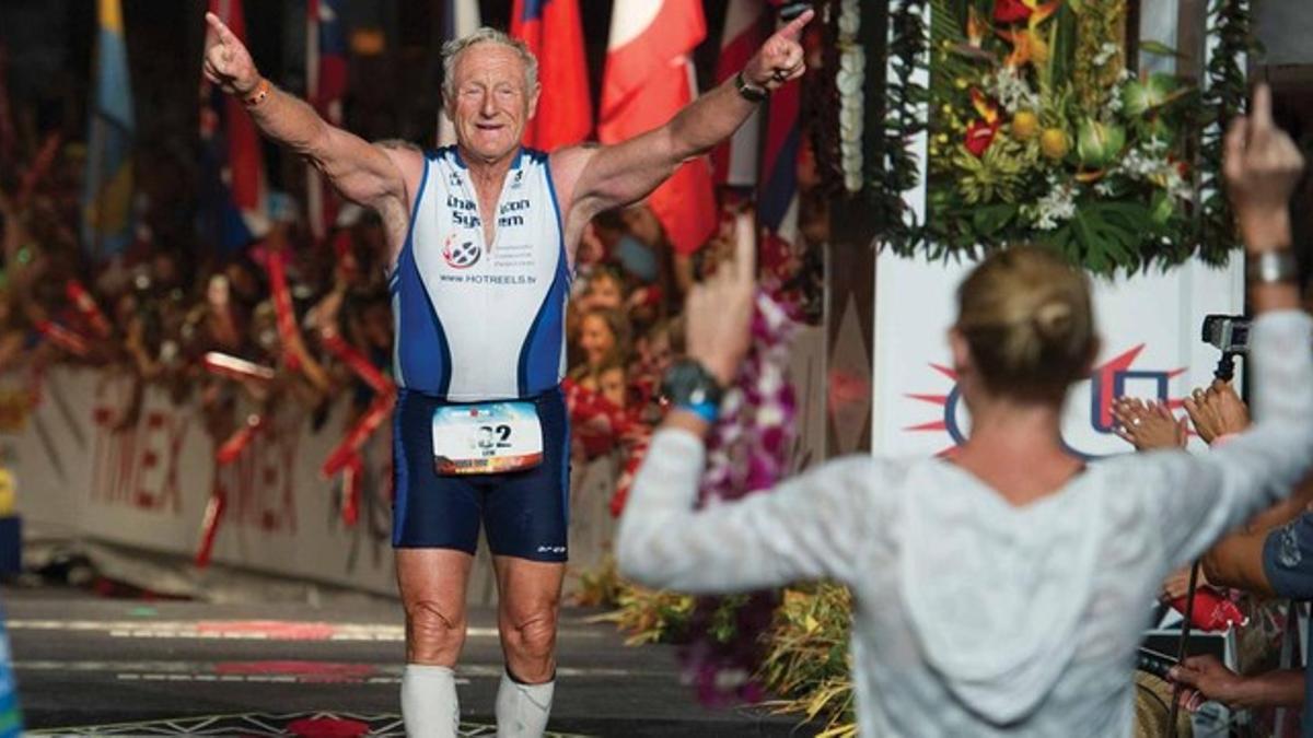 Lew Hollander, acladmo tras finalizar su último Ironman.