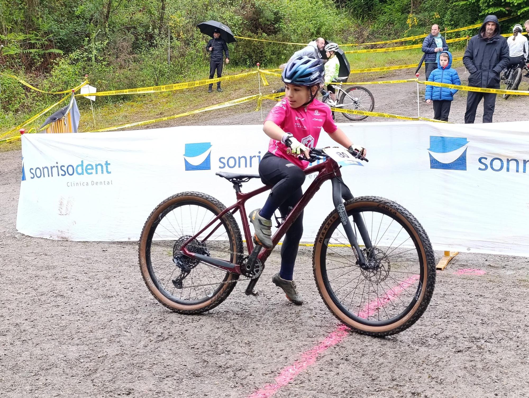 Las jóvenes promesas del ciclismo pedalean en Santa Marina, Siero