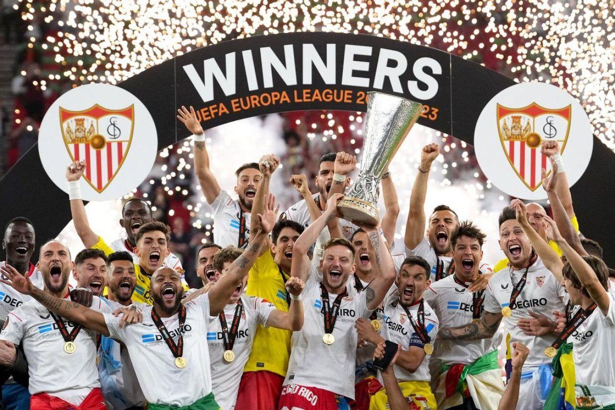 Rakitic alza el título de campeón de la Europa League junto a sus compañeros.