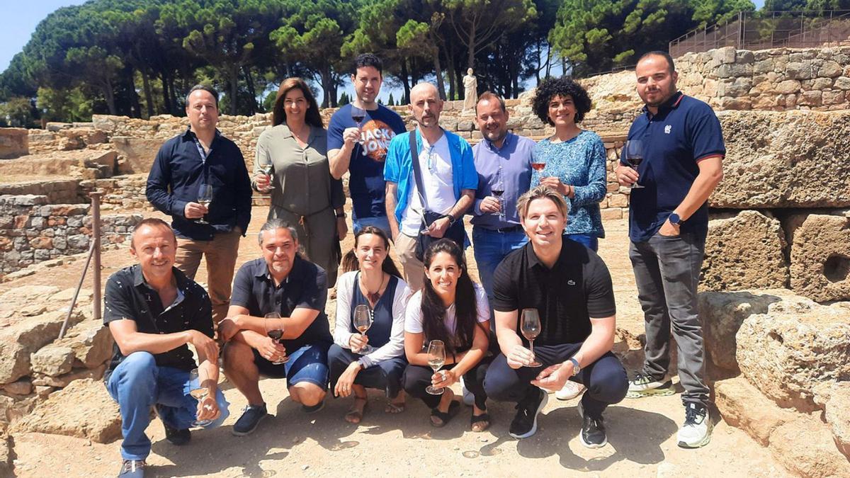 Els sommeliers del tast a cegues que decideix els premis Arrels de Vi 2022 | EMPORDÀ