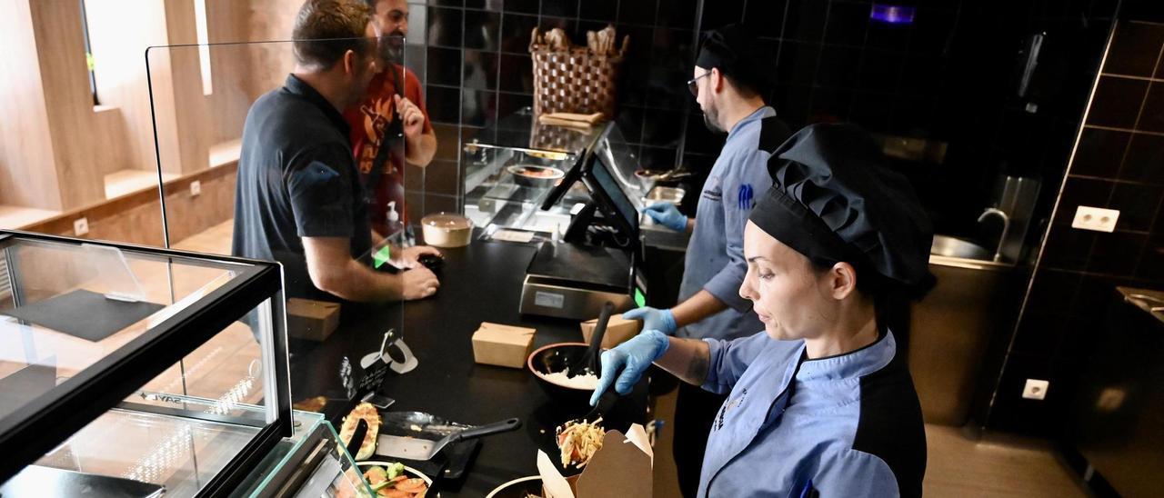 Los dependientes sirven comida en La Esencia, uno de los locales más populares.