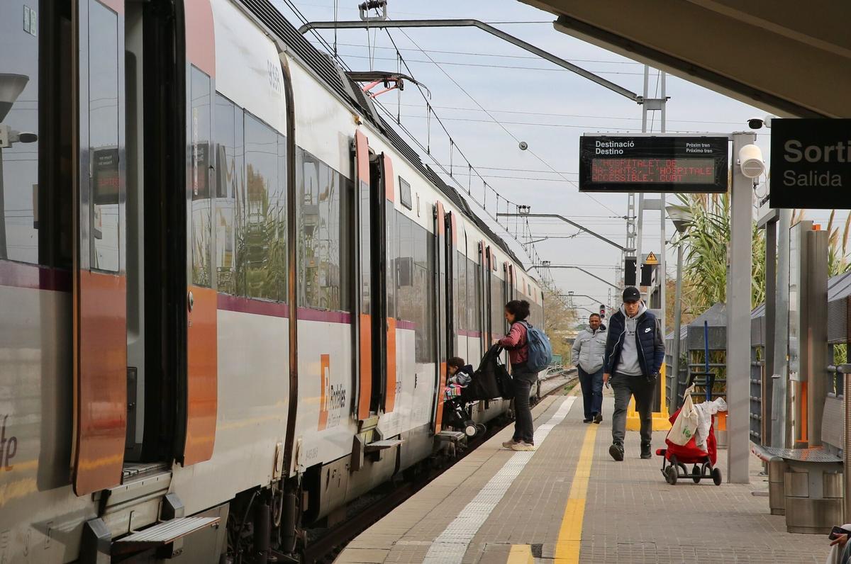 SANTA PERPÈTUA DE MOGODA 27/11/2023 Opinión. Hemos quedado con una lectora que se queja del estado de la estación de rodalies SANTA PERPETUA DE MOGODA LA FLORIDA (ojo, que hay otra estación en santa perpetua). Esta estación suspende en accesibilidad, pues no tiene ascensores ni escaleras mecánicas. FOTO de ELISENDA PONS