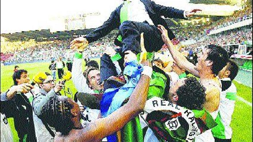 Los jugadores del Racing de Santander mantean al entrenador asturiano Marcelino García Toral.