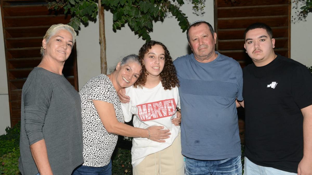 La soldado Ori Magidish con su familia tras ser liberada por el Ejército israelí y el Shin Bet, este lunes.