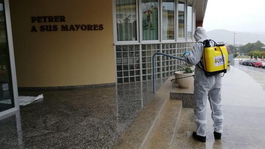 Militares de la UME durante la desinfección del geriátrico de Petrer