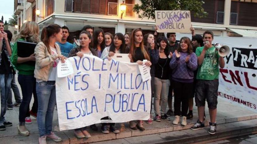 Alumnos protestando en defensa de la enseñanza pública, el pasado miércoles en Elche.