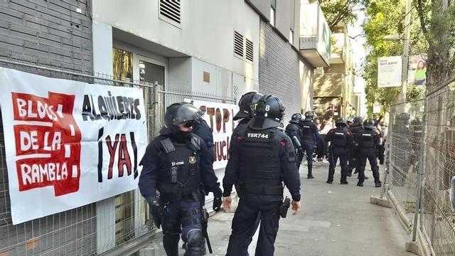 Mossos d’Esquadra desplegats per iniciar el desnonament de pisos ocupats a la Mina, a Sant Adrià de Besòs.