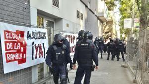 Mossos dEsquadra desplegados para iniciar el desahucio de pisos ocupados en La Mina, en Sant Adrià de Besòs.