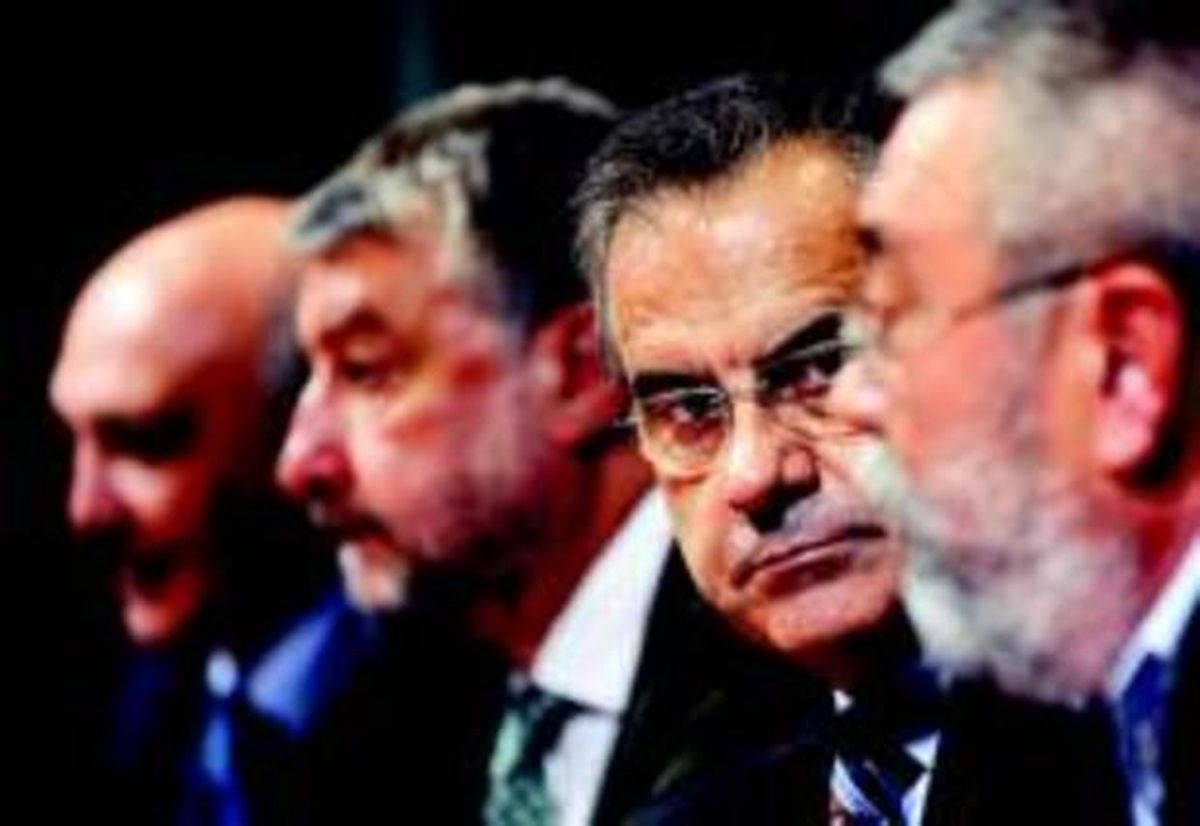 El ministre de Treball, Celestino Corbacho, entre José María Fidalgo i Cándido Méndez, ahir. El ministre de Treball, Celestino Corbacho, entre José María Fidalgo i Cándido Méndez, ahir.