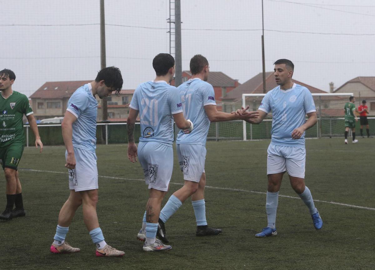 Futbolistas del Beluso celebran un gol en el partido ante el Antela.