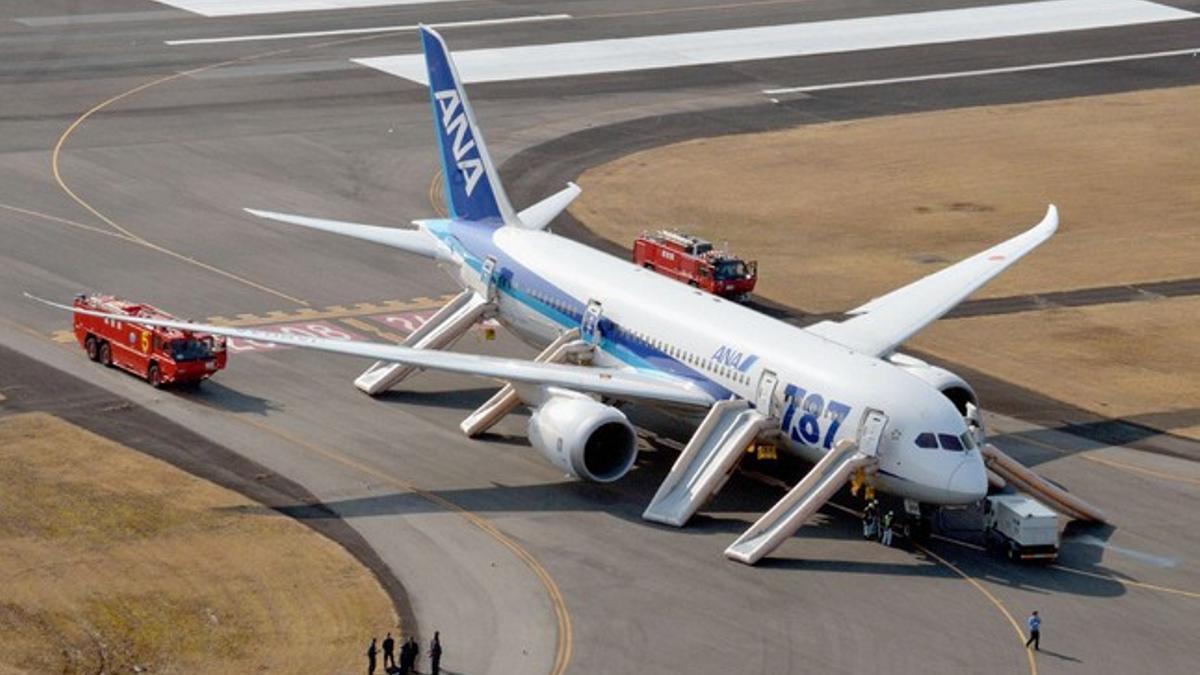 El Boeing 787 Dreamliner  de ANA, tras el aterrizaje de emergencia en Takamatsu.