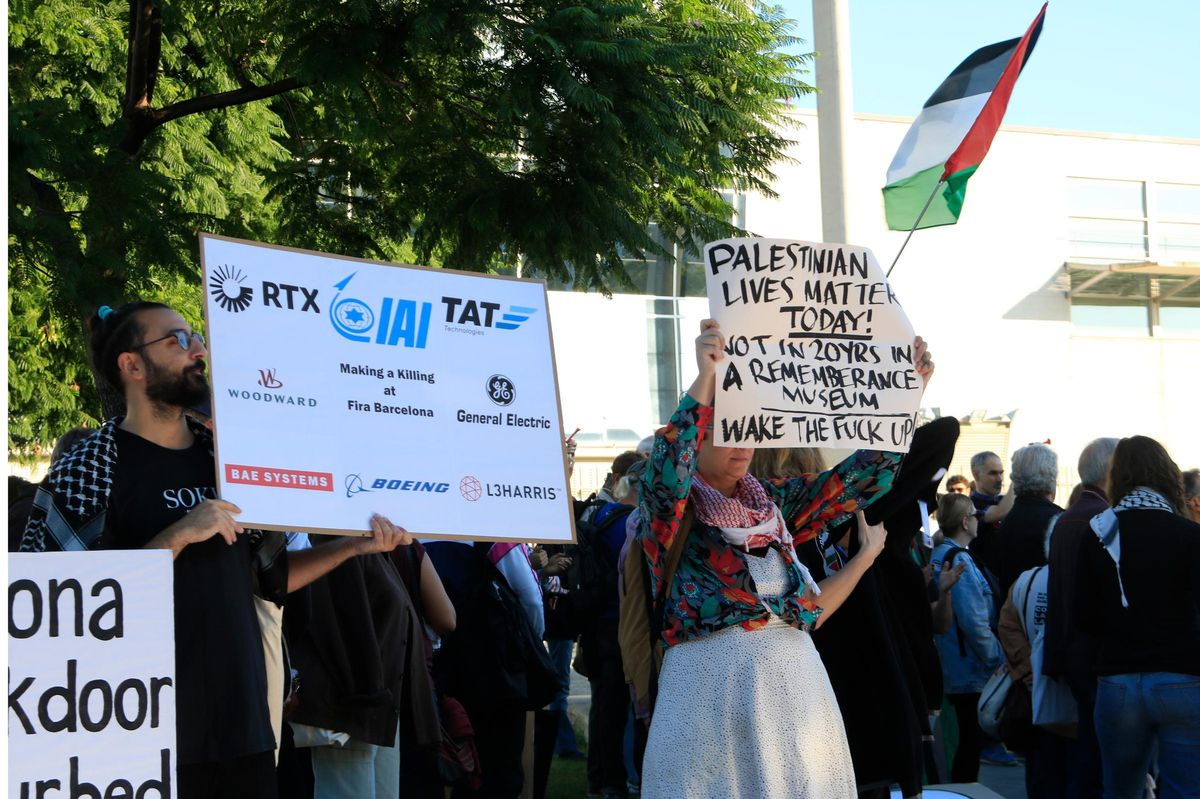 Ecologistas y activistas propalestinos protestan contra la feria Aviation Week en Barcelona
