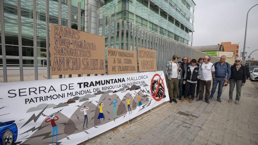 Fotos | La protesta de la plataforma de Indignats Ma-10 ante la DGT, en imágenes