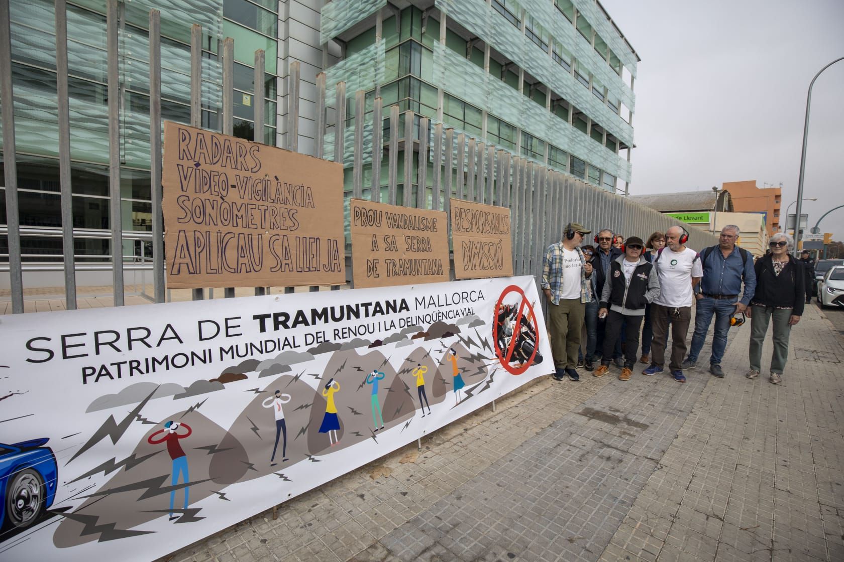 Fotos | La protesta de la plataforma de Indignats Ma-10 ante la DGT, en imágenes
