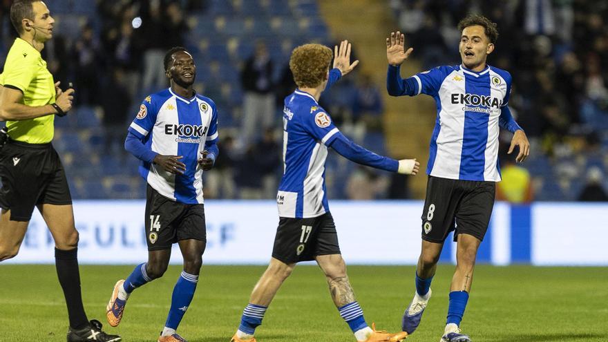 Carlos Mangada choca la mano con Jeremy de León bajo la atenta mirada de Ben Hamed.