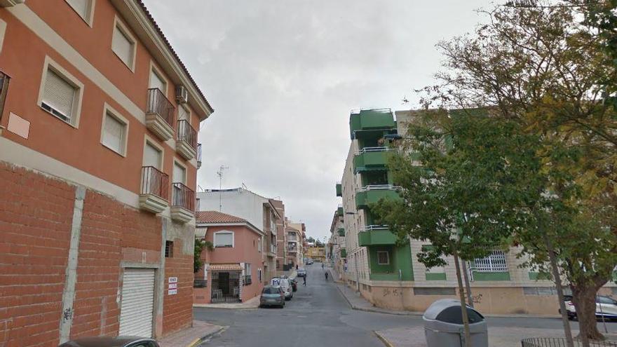 Salva la vida de un niño que se cayó desde un balcón al cogerlo en el aire en Mazarrón