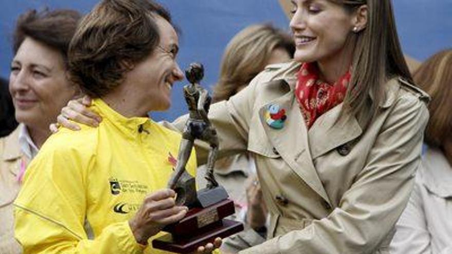 La Princesa de Asturias, doña Letizia, felicita a la madrileña Ana Burgos (i), campeona de Europa de triatlon en 2003, tras entregarle el trofeo por llegar primera a la meta con un tiempo de 20:30 en la Carrera de la Mujer de Madrid.