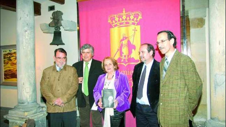 Por la izquierda, Vicent Llombart, Francisco Carantoña, Paz Fernández Felgueroso, Álvaro Ruiz de la Peña y Joaquín Ocampo, en la Casa Natal.