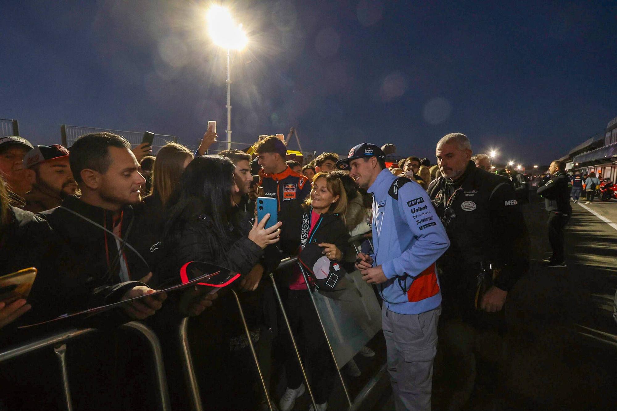 Más de 2.000 aficionados disfrutan del pitwalk con Marc Márquez y los pilotos de MotoGP