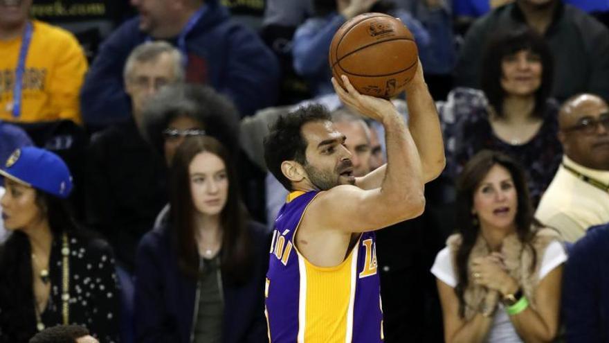 Un gran Calderón dirige a los Lakers hacia la victoria