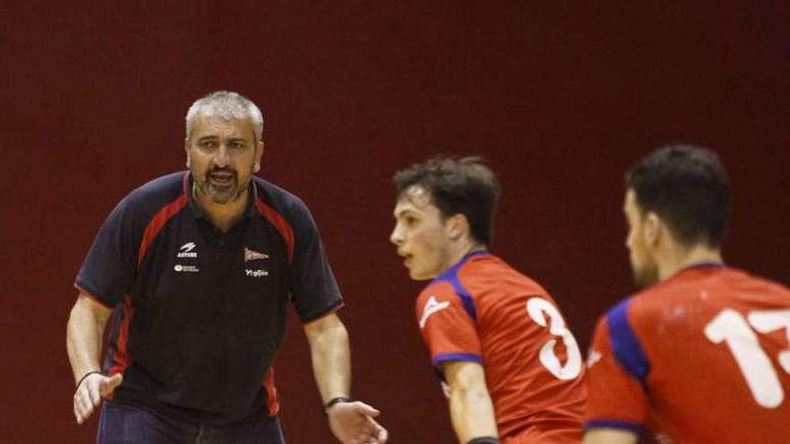 El entrenador Chechu Villaldea se dirige a Sergio González y Miguel Paraja durante un partido.
