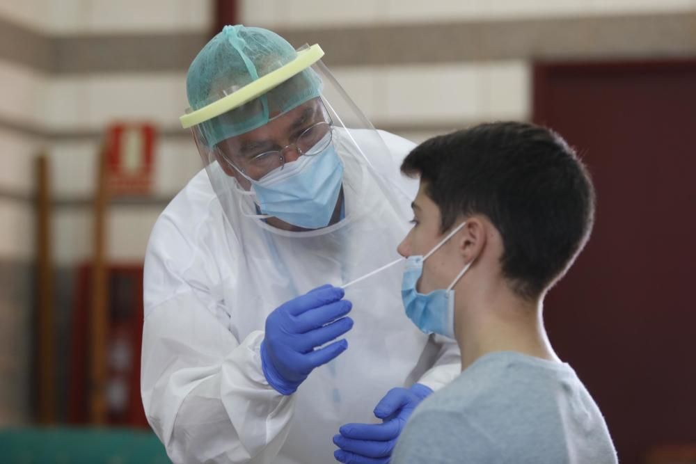 Extracció de mostres PCR a l'escola Bell-lloc de Girona