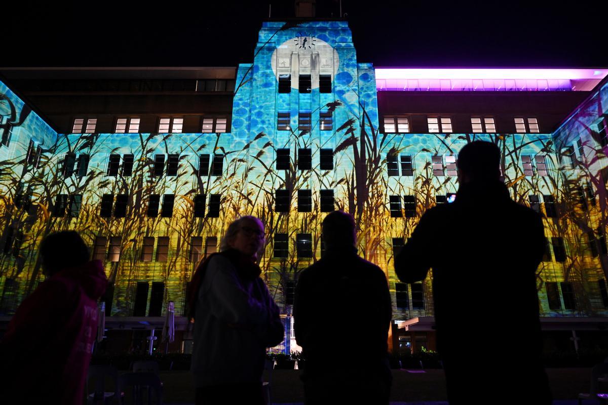 Un festival de luces tiñe de color los edificios icónicos de Sídney